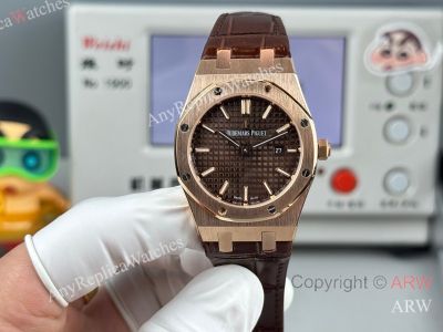 High Quality Replica AUDEMARS PIGUET Royal Oak Brown Leather Strap Brown Grande Tasserie Grid Pattern Face Dial Rose Gold Hexagonal Screw Fixed Case Watch 33mm